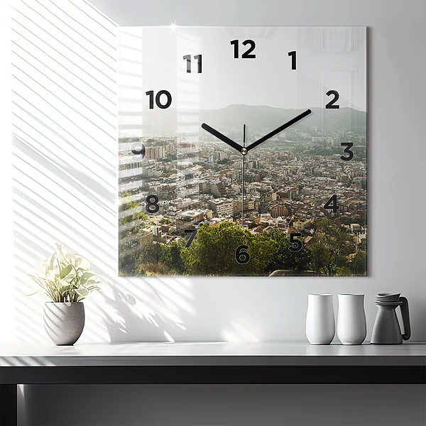 Wanduhr quadratisch Barcelona Blick auf den Montjuic