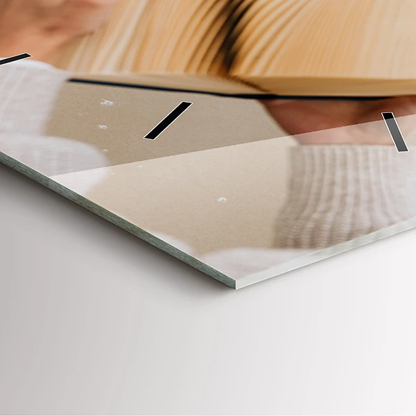Wanduhr quadratisch Ein Moment mit einem Buch
