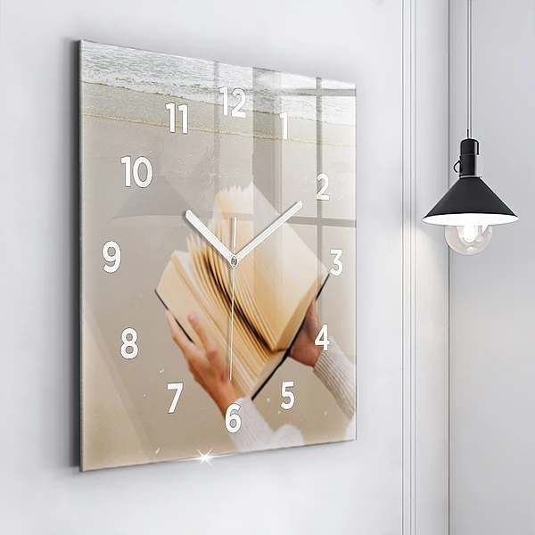 Wanduhr quadratisch Ein Moment mit einem Buch