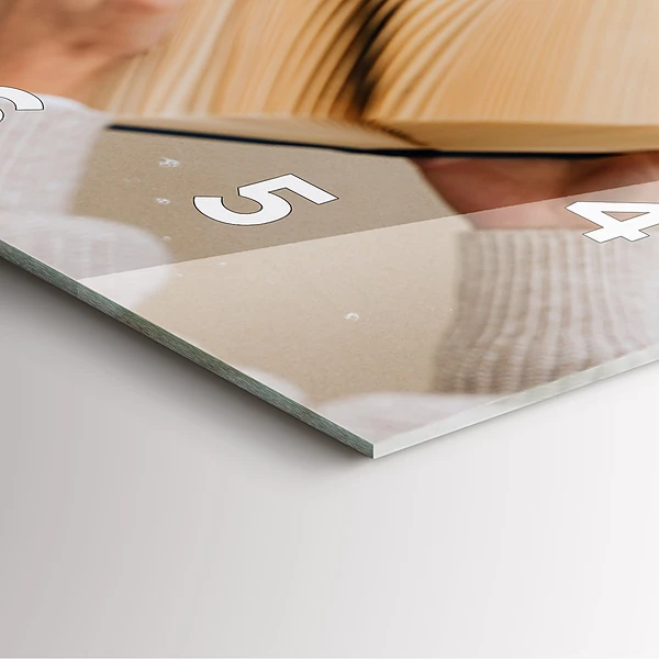 Wanduhr quadratisch Ein Moment mit einem Buch
