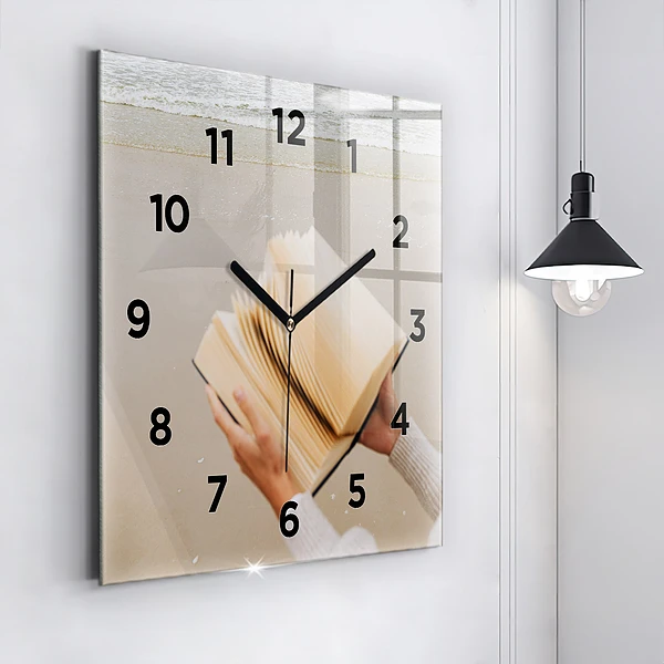Wanduhr quadratisch Ein Moment mit einem Buch