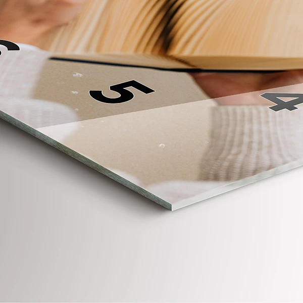 Wanduhr quadratisch Ein Moment mit einem Buch