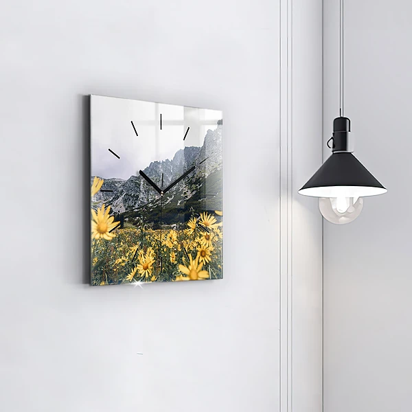 Wanduhr modern quadratisch Blumenwiese in den Bergen
