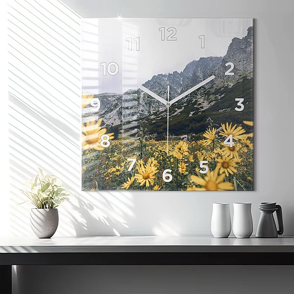 Wanduhr modern quadratisch Blumenwiese in den Bergen