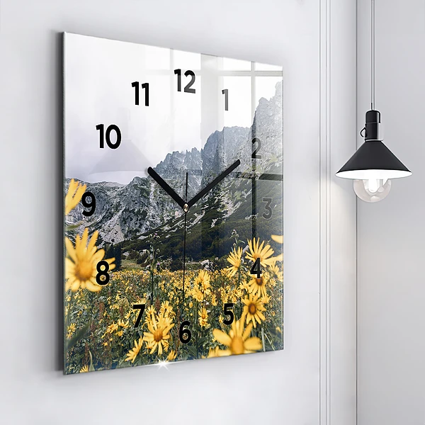 Wanduhr modern quadratisch Blumenwiese in den Bergen