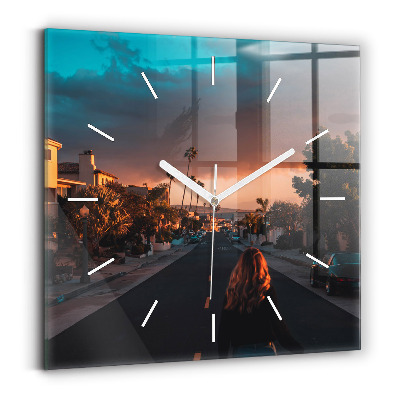 Wanduhr quadratisch mit motiv Frau auf der Straße