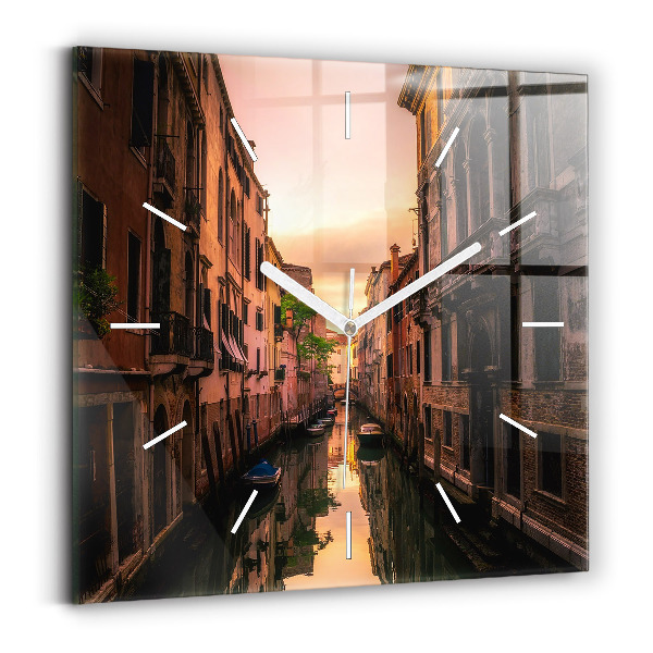 Wanduhr modern quadratisch Blick über den Kanal in der Stadt