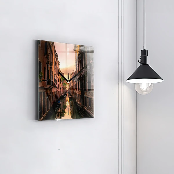 Wanduhr modern quadratisch Blick über den Kanal in der Stadt
