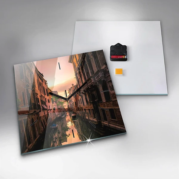 Wanduhr modern quadratisch Blick über den Kanal in der Stadt