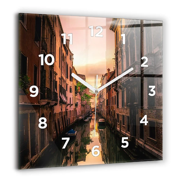 Wanduhr modern quadratisch Blick über den Kanal in der Stadt