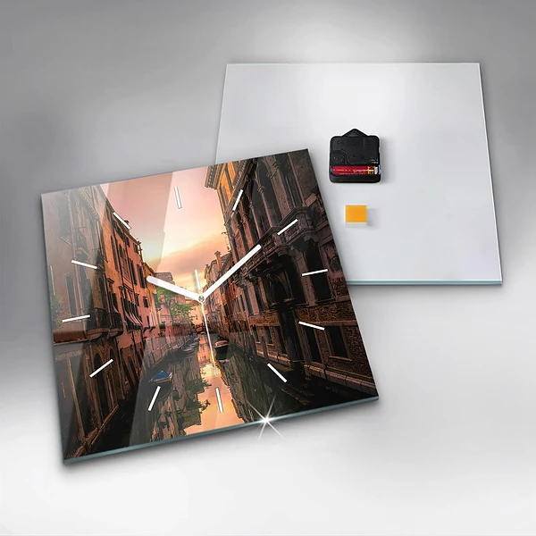 Wanduhr modern quadratisch Blick über den Kanal in der Stadt