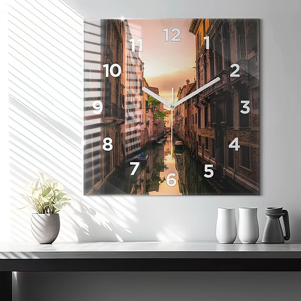 Wanduhr modern quadratisch Blick über den Kanal in der Stadt