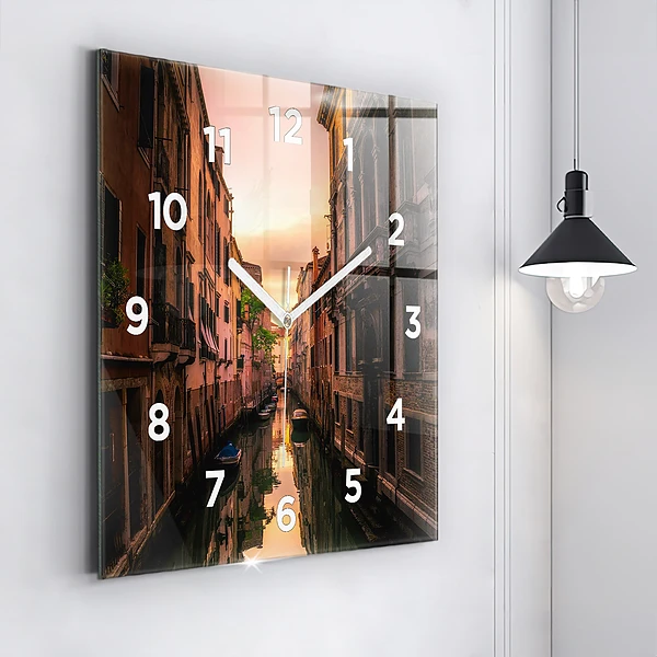 Wanduhr modern quadratisch Blick über den Kanal in der Stadt