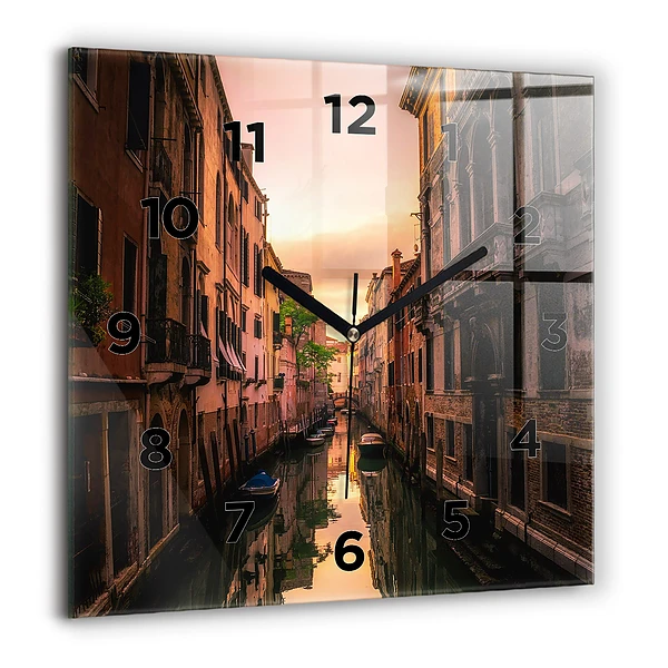 Wanduhr modern quadratisch Blick über den Kanal in der Stadt