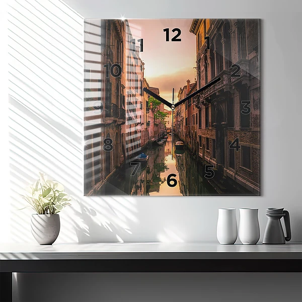 Wanduhr modern quadratisch Blick über den Kanal in der Stadt