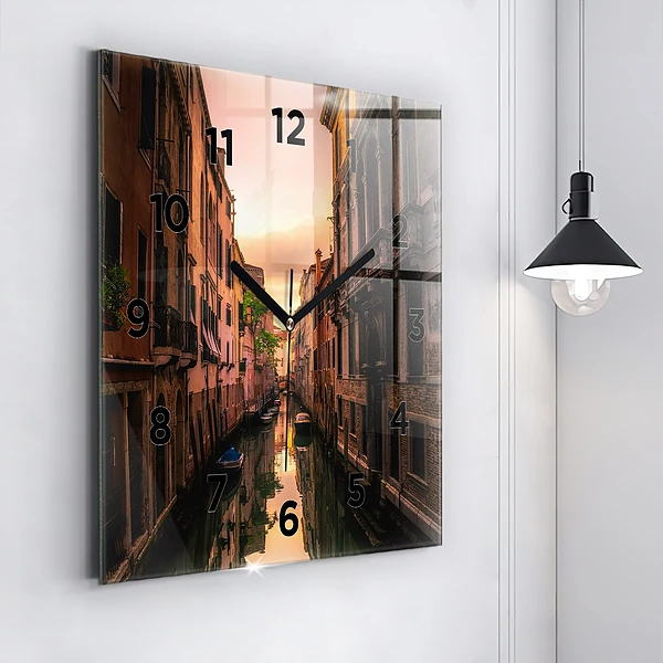 Wanduhr modern quadratisch Blick über den Kanal in der Stadt