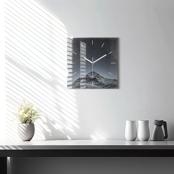 Wanduhr quadratisch mit motiv Ein Berg unter dem Sternenhimmel