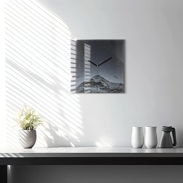 Wanduhr quadratisch mit motiv Ein Berg unter dem Sternenhimmel