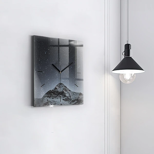Wanduhr quadratisch mit motiv Ein Berg unter dem Sternenhimmel