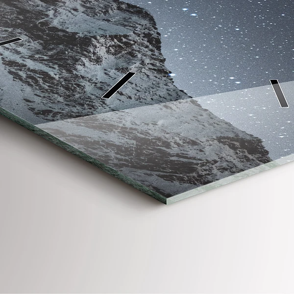 Wanduhr quadratisch mit motiv Ein Berg unter dem Sternenhimmel