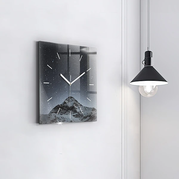 Wanduhr quadratisch mit motiv Ein Berg unter dem Sternenhimmel