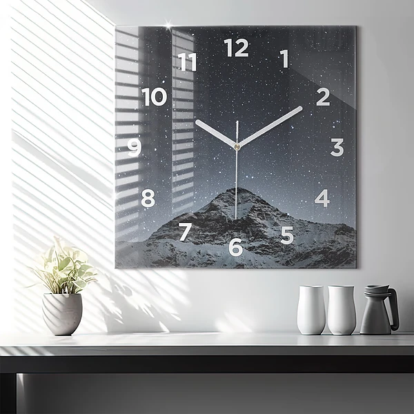 Wanduhr quadratisch mit motiv Ein Berg unter dem Sternenhimmel