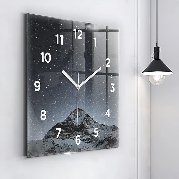 Wanduhr quadratisch mit motiv Ein Berg unter dem Sternenhimmel