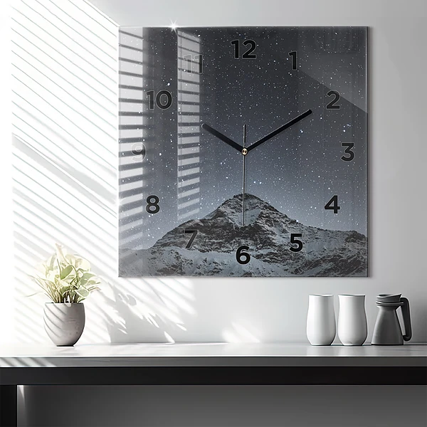 Wanduhr quadratisch mit motiv Ein Berg unter dem Sternenhimmel