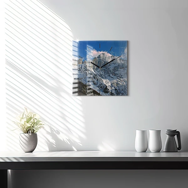 Wanduhr quadratisch Berge unter dem blauen Himmel