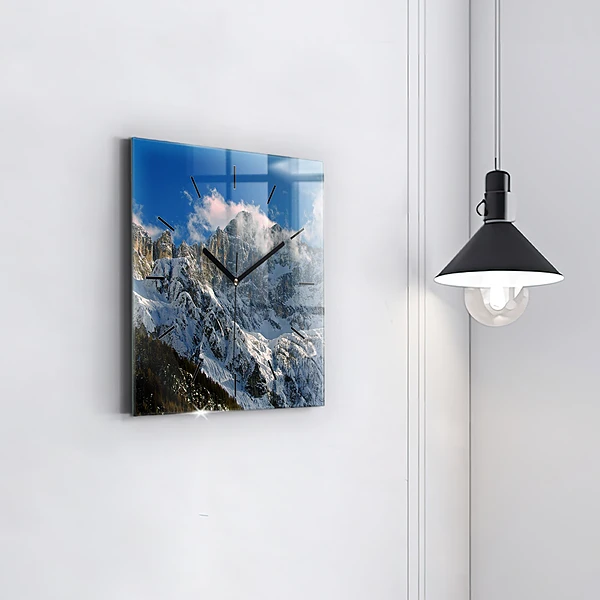 Wanduhr quadratisch Berge unter dem blauen Himmel