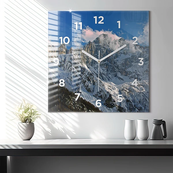 Wanduhr quadratisch Berge unter dem blauen Himmel