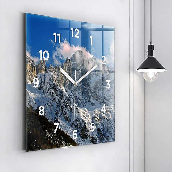 Wanduhr quadratisch Berge unter dem blauen Himmel