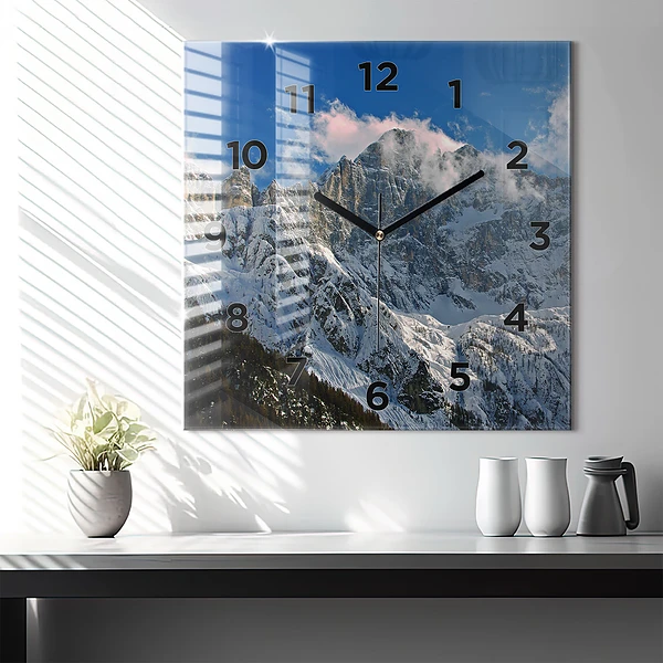 Wanduhr quadratisch Berge unter dem blauen Himmel