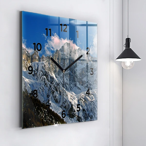 Wanduhr quadratisch Berge unter dem blauen Himmel