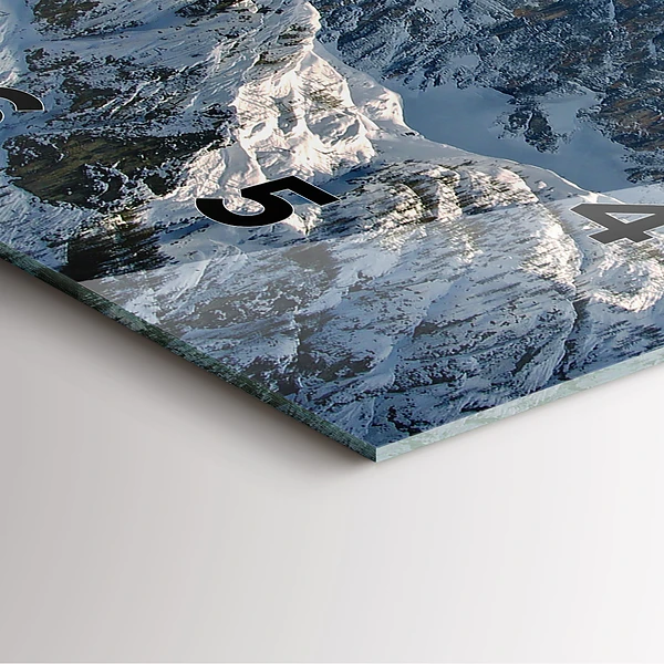 Wanduhr quadratisch Berge unter dem blauen Himmel