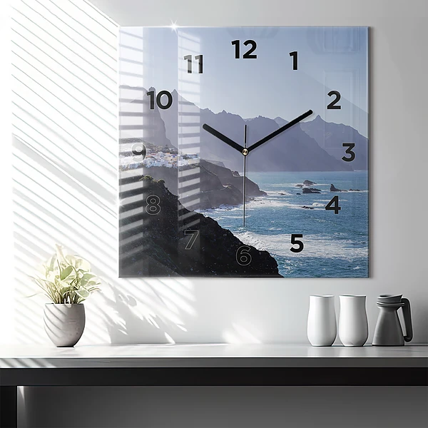 Wanduhr quadratisch mit motiv Berge am Meer