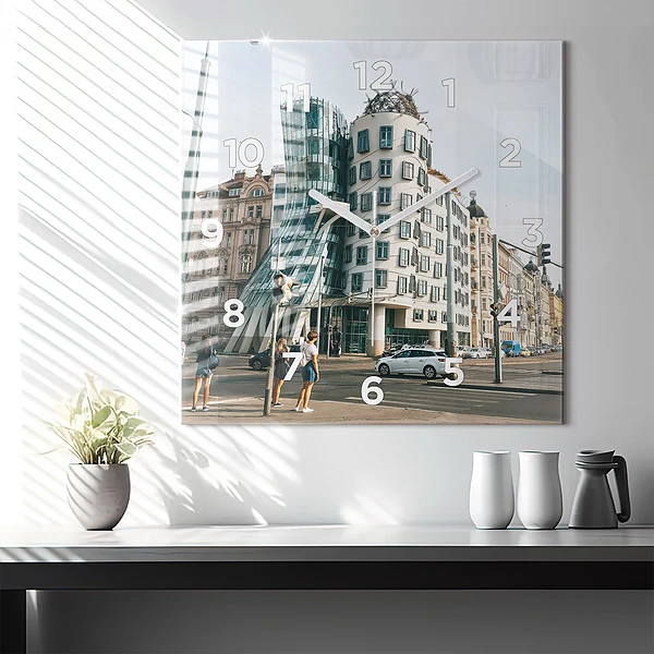 Wanduhr quadratisch Tanzendes Haus Prag
