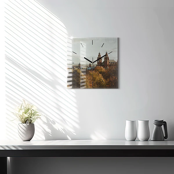 Wanduhr modern quadratisch Kunstgalerie in Glasgow