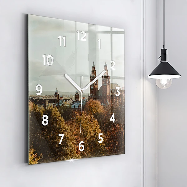 Wanduhr modern quadratisch Kunstgalerie in Glasgow