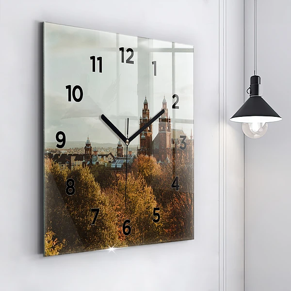 Wanduhr modern quadratisch Kunstgalerie in Glasgow