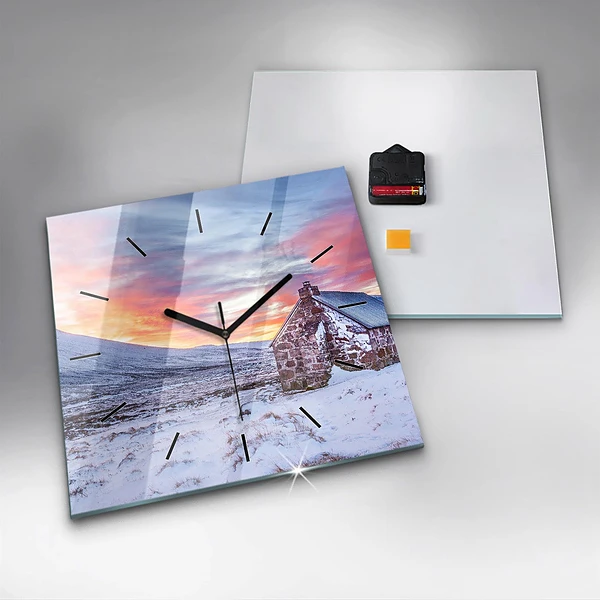 Wanduhr modern quadratisch Hütte in den Bergen