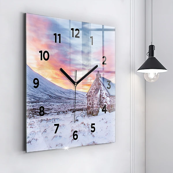 Wanduhr modern quadratisch Hütte in den Bergen