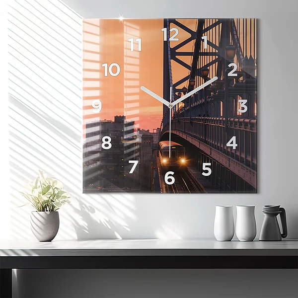 Wanduhr modern quadratisch Benjamin-Franklin-Brücke