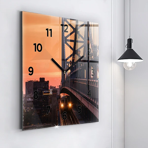 Wanduhr modern quadratisch Benjamin-Franklin-Brücke