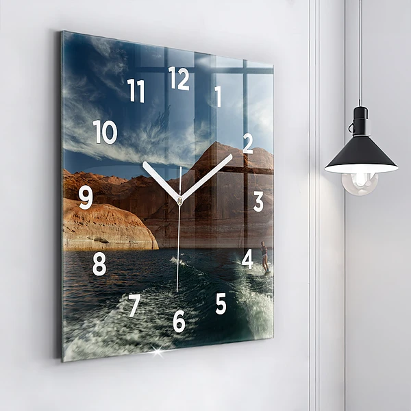 Wanduhr quadratisch mit motiv Person auf Wasserskiern