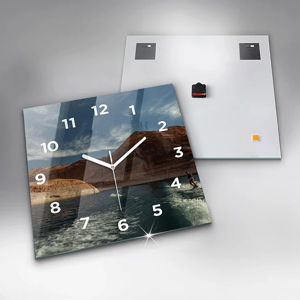 Wanduhr quadratisch mit motiv Person auf Wasserskiern