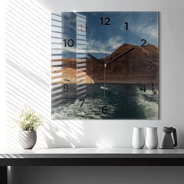 Wanduhr quadratisch mit motiv Person auf Wasserskiern