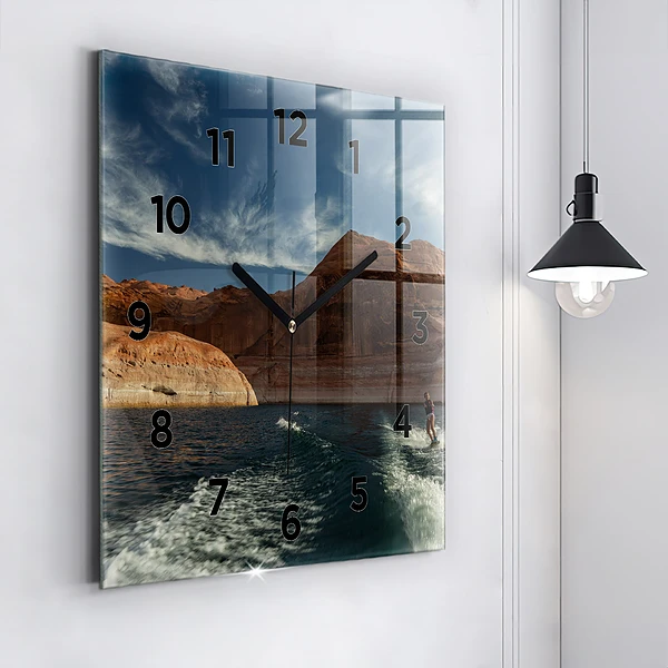 Wanduhr quadratisch mit motiv Person auf Wasserskiern
