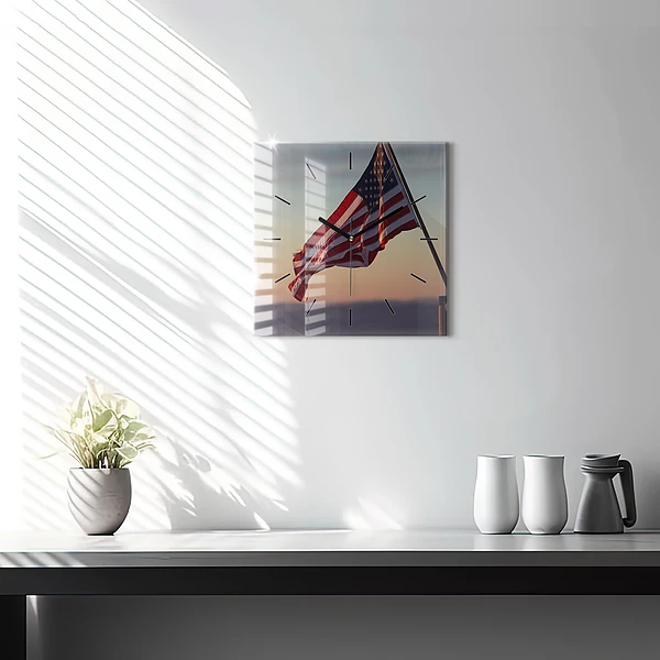 Wanduhr quadratisch mit motiv Die wehende US-Flagge