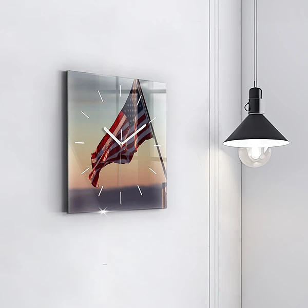 Wanduhr quadratisch mit motiv Die wehende US-Flagge